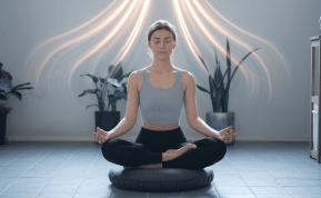 Rami moteris medituoja sėdėdama su užmerkintomis akimis, parodant meditacijos praktiką