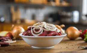 Kepenėlių salotos su marinuotais svogūnais - sotus vakarienės receptas