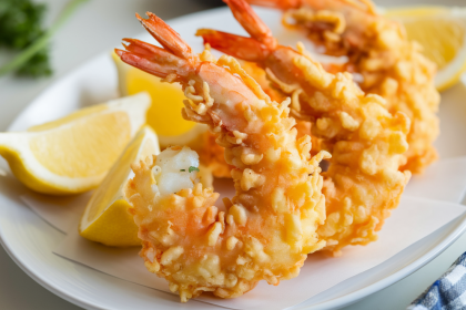 Auksinės krevetės tešloje – neatsispiriamai skanus receptas namų virtuvėje