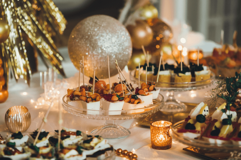 Šventinių patiekalų dekoravimas: 15 kūrybiškų idėjų Naujųjų metų stalui