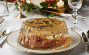 Šventinė šaltiena dideliam kiekiui: kaip paruošti skanų patiekalą visai šeimai