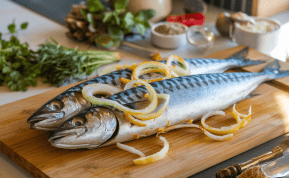 Skumbrė su svogūnais namie - gardus receptas su natūraliu marinatu