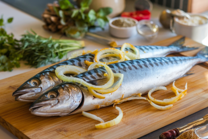 Skumbrė su svogūnais namie - gardus receptas su natūraliu marinatu