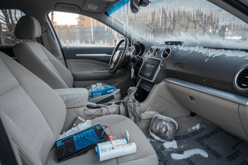 Ko negalima palikti mašinoje žiemą: 5 daiktai, kurie gali sugesti ar sukelti problemų
