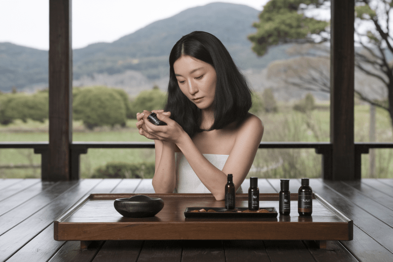 Japoniškas šampūnas nuo žilų plaukų: juodųjų sezamų paslaptis