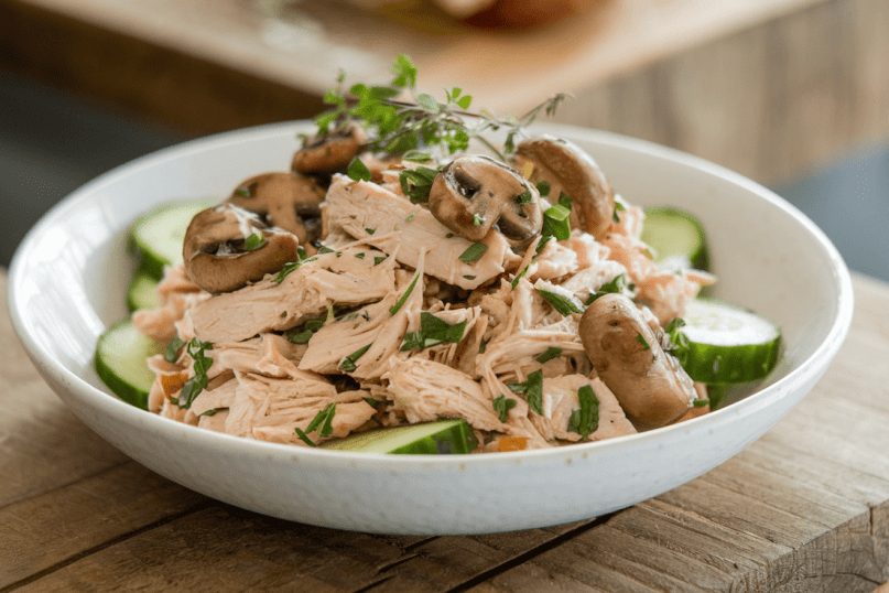 Rūkytos vištienos salotos per 5 minutes - receptas visai šeimai