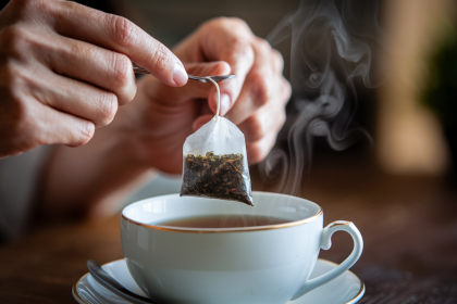 Kodėl negalima spausti arbatos maišelių: klaida, kurią daro 90% žmonių