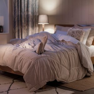 Miegoti su kojinėmis – ar tikrai padeda užmigti greičiau?