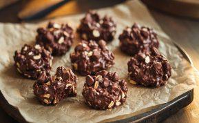 Šokoladiniai avižiniai sausainiai be kepimo – greitas receptas namų virtuvei