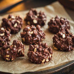 Šokoladiniai avižiniai sausainiai be kepimo – greitas receptas namų virtuvei