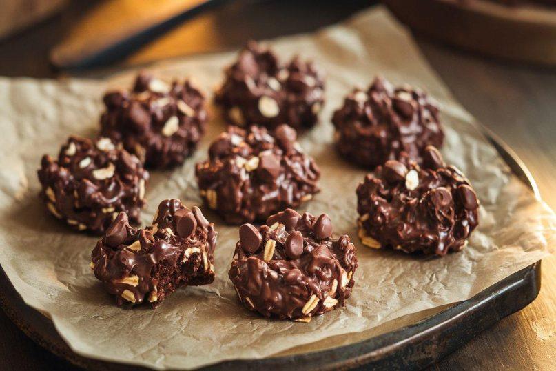 Šokoladiniai avižiniai sausainiai be kepimo – greitas receptas namų virtuvei