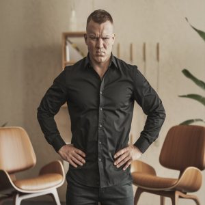 Trumpų vyrų agresija: kodėl žemesni vyrai linkę būti agresyvesni