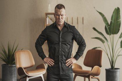 Trumpų vyrų agresija: kodėl žemesni vyrai linkę būti agresyvesni