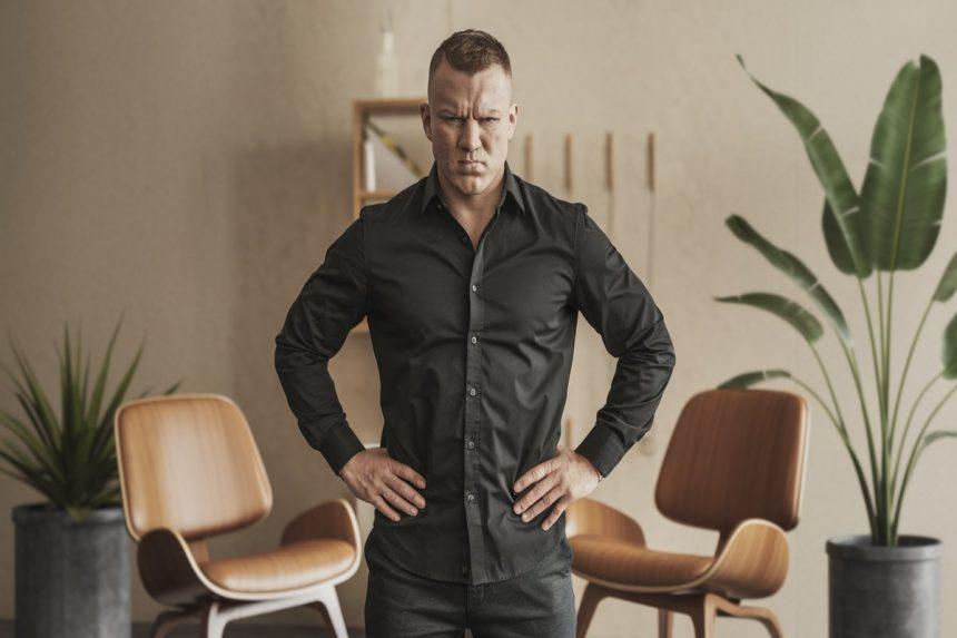 Trumpų vyrų agresija: kodėl žemesni vyrai linkę būti agresyvesni