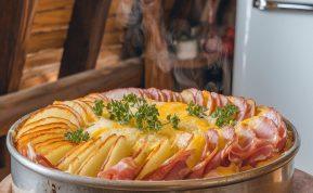 Neįtikėtinas bulvių pyragas su kumpiu ir sūriu – receptas, kuris nustebins visus