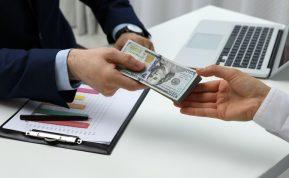 Astrologai įvardijo Zodiako ženklus, kuriems galite patikėti pinigus