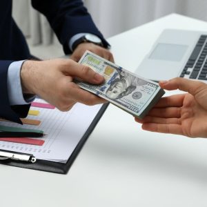 Astrologai įvardijo Zodiako ženklus, kuriems galite patikėti pinigus