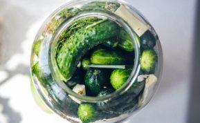 Atidarėte pernykštį agurkų stiklainį? Ši informacija gali išgelbėti jūsų sveikatą