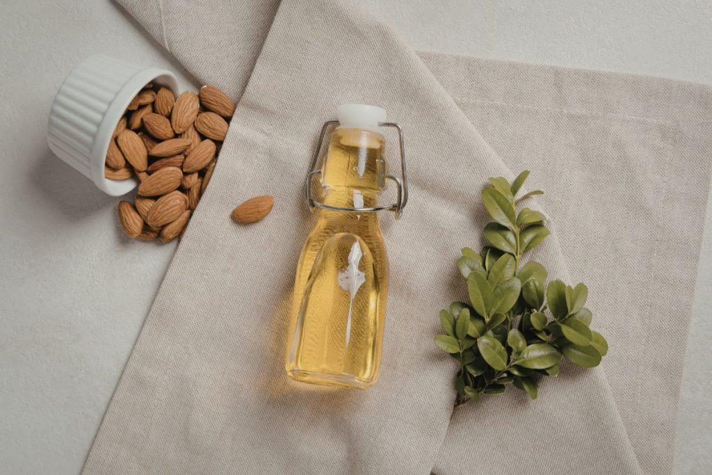 Atjaunina veido odą ir atkuria plaukus: šį stebuklingą aliejų vaistinėje nusipirksite už kelis eurus. Saldžiųjų migdolų aliejus