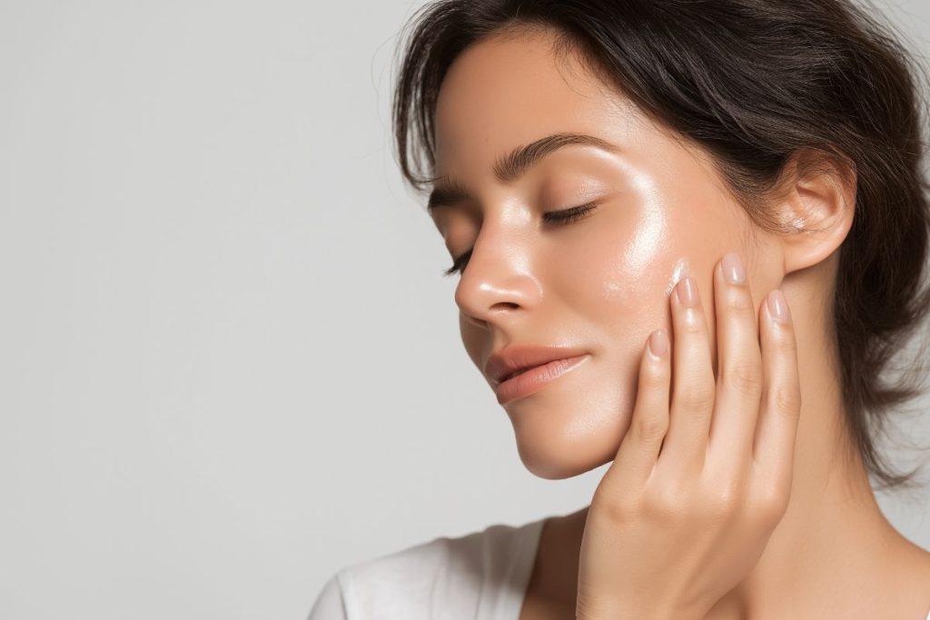 Atjaunina veido odą ir atkuria plaukus: šį stebuklingą aliejų vaistinėje nusipirksite už kelis eurus. Veido masažas su migdolų aliejumi