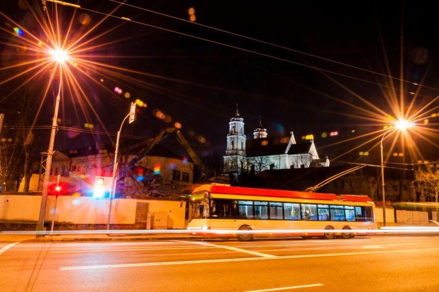 Autobusas įjungė posūkį: taisyklė, kuri Lietuvoje vis dar klaidina vairuotojus.