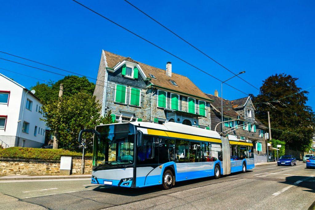 Autobusas įjungė posūkį: taisyklė, kuri Lietuvoje vis dar klaidina vairuotojus. Kada mieste autobusas turi pirmumo teisę