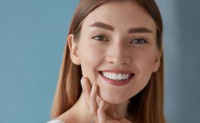 Balti dantys bet kokia kaina? Odontologai maldauja atsisakyti šio „triuko“, kol dar nevėlu