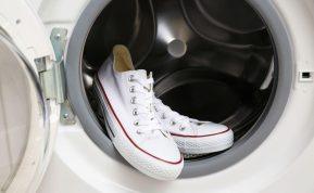 Batų plovimas skalbimo mašinoje: šis triukas privers senus batus atrodyti kaip naujus