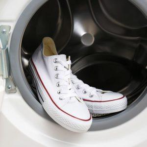 Batų plovimas skalbimo mašinoje: šis triukas privers senus batus atrodyti kaip naujus