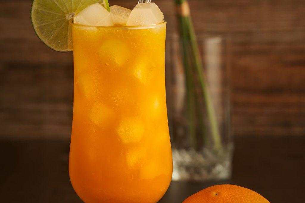 Blaivūs, bet šventiški: 5 nealkoholiniai gėrimai, kurie privers pamiršti alkoholį Naujųjų vakarą. Putojantis Rozmarinų ir mandarinų rozmarinų ir mandarinų kokteilis