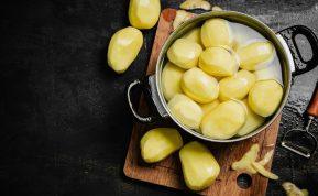 Bulvės išvirs greičiau ir bus skanesnės: paprastas triukas su vienu šaukštu