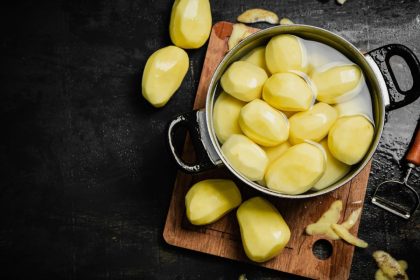 Bulvės išvirs greičiau ir bus skanesnės: paprastas triukas su vienu šaukštu