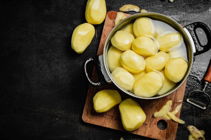 Bulvės išvirs greičiau ir bus skanesnės: paprastas triukas su vienu šaukštu