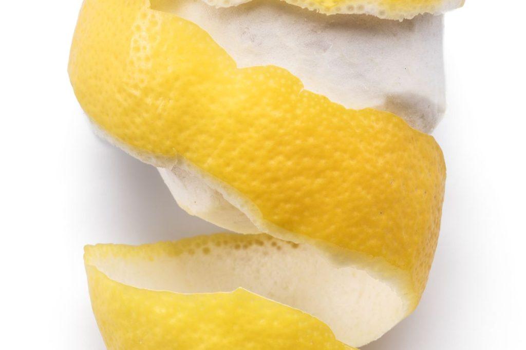 Citrinų žievelės gali palengvinti jūsų sąnarių skausmus. Sužinokite kaip naudoti citrinos žieveles