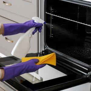 Išbandykite šį valymo būdą, ir jūsų orkaitė bus idealiai švari: jokių riebalų, o valymas bus itin lengvas!