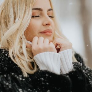 Kodėl kremas nuo saulės žiemą būtinas: dermatologai įspėja apie klaidą, kuri sendina odą