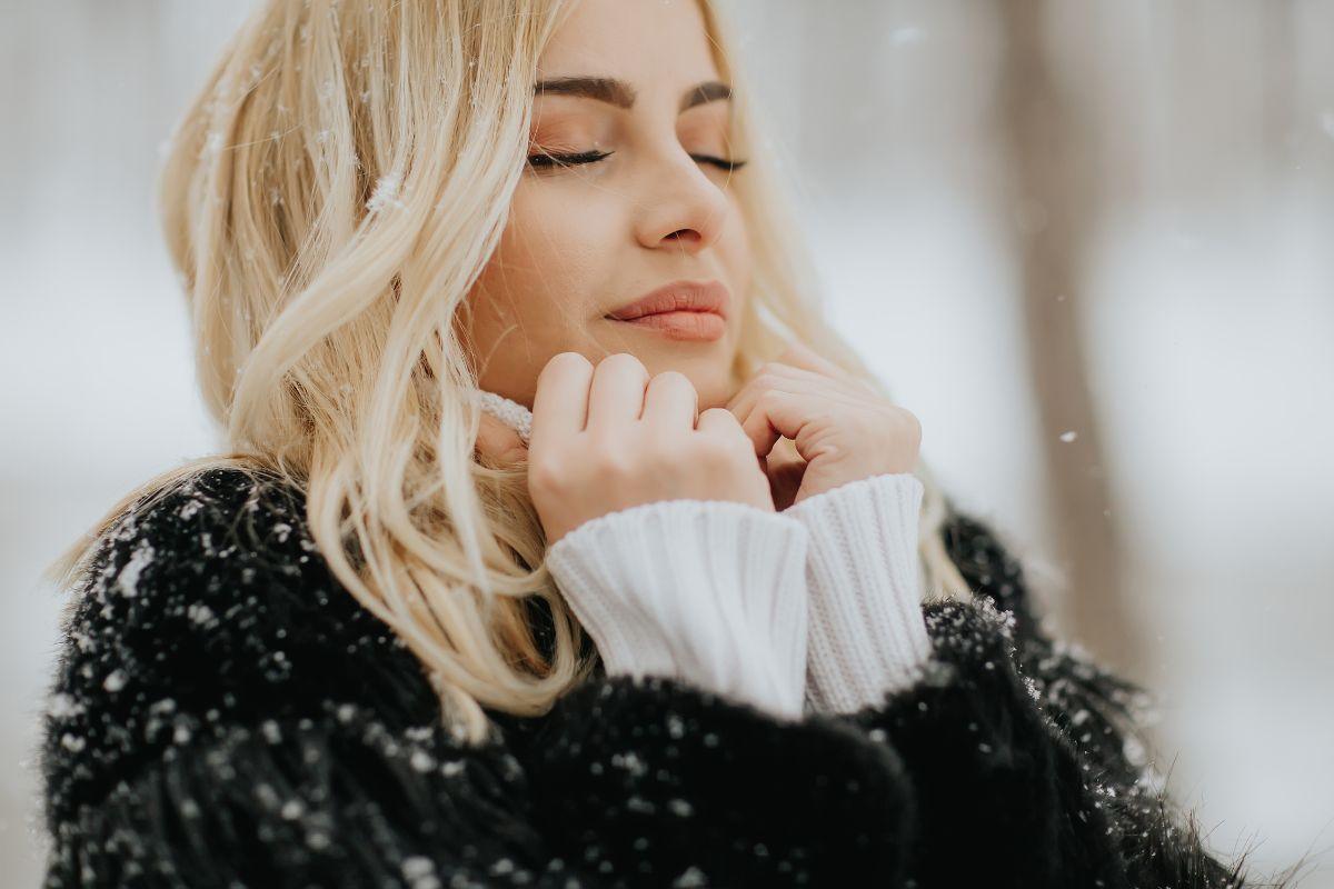 Kodėl kremas nuo saulės žiemą būtinas: dermatologai įspėja apie klaidą, kuri sendina odą