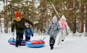 Žiemos pramogos be traumų: kaip apsaugoti vaikus nuo didžiausių šaltojo sezono pavojų?