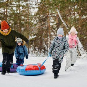 Žiemos pramogos be traumų: kaip apsaugoti vaikus nuo didžiausių šaltojo sezono pavojų?