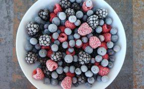 Kodėl šaldytos uogos ir vaisiai gali būti sveikesni nei švieži
