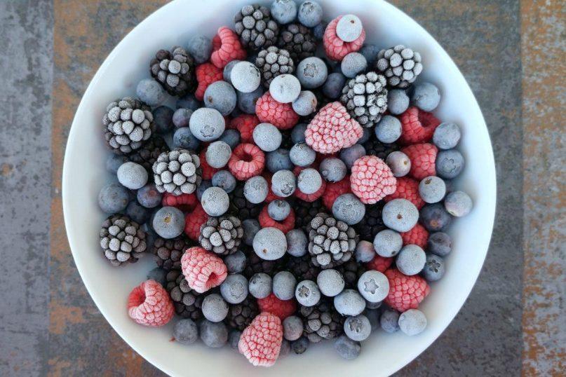 Kodėl šaldytos uogos ir vaisiai gali būti sveikesni nei švieži