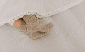 Štai kodėl moterys, miegančios su kojinėmis, yra laimingesnės. Jų partneriai tai patvirtina