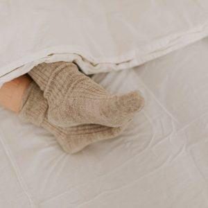 Štai kodėl moterys, miegančios su kojinėmis, yra laimingesnės. Jų partneriai tai patvirtina