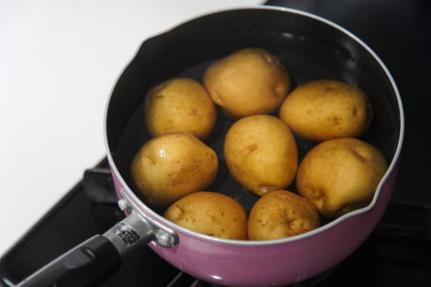 Dauguma verda bulves neteisingai: šis bulvių virimo būdas keičia skonį iš esmės!
