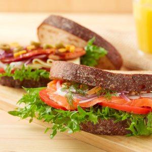 Dietologai įspėja: sveikiausia duona sumuštiniams – daugelis renkasi visai ne ją