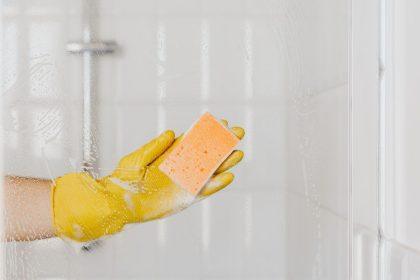 Dušo kabinos valymas: paprasti būdai, kad stiklas visada blizgėtų