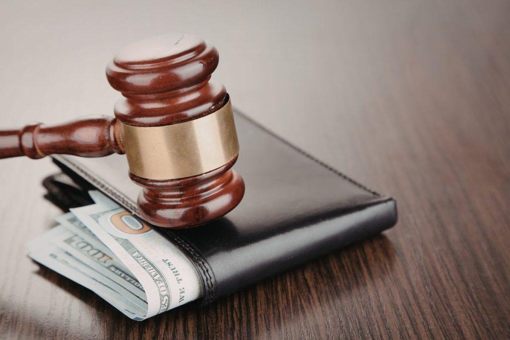 Europos smūgis Muskui: kodėl „X“ platforma gavo istorinę baudą ir kas laukia toliau? 120 mln. eurų bauda