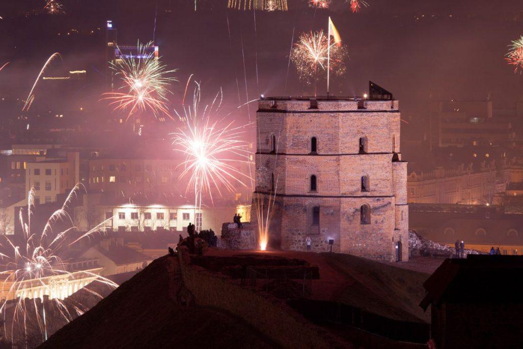 Fejerverkai per Naujuosius: viena klaida – ir bauda garantuota. Kada Lietuvoje šventė virsta pažeidimu? Fejerverkų ribojimai Lietuvoje