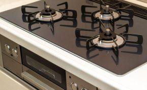 Geniali gudrybė, kaip išvalyti dujinės viryklės degiklius: reikės tik kelių ingredientų!
