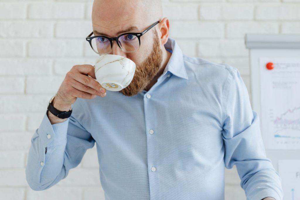 Geriate kavą tuščiu skrandžiu? Turime jums labai blogų žinių. Kas nutinka skrandžiui